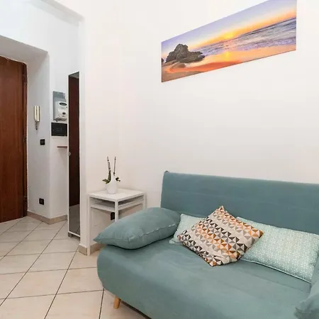 Dora Modern & Functional Flat