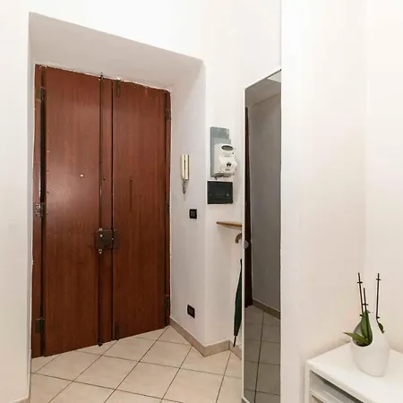 Dora Modern & Functional Flat